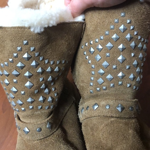 UGG Star Studded Short Sheepskin Kids Boots - Picture 5 of 12